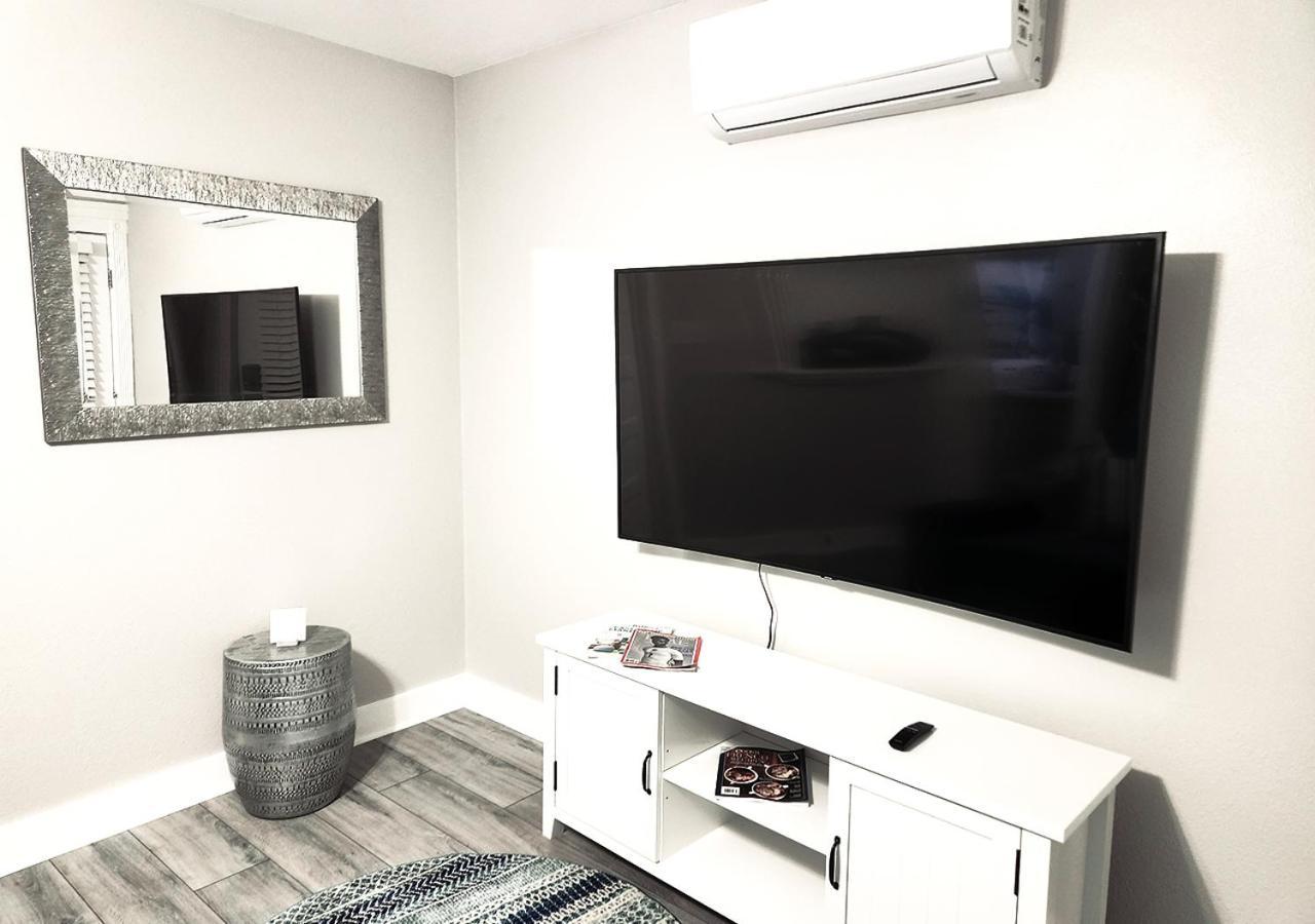 Beautiful Guesthouse, Sleeps 4 - Kitchen, Private Laundry, Ac, Parking, 65' Tv, Close To Stores, Restaurants & Beach Long Beach Luaran gambar